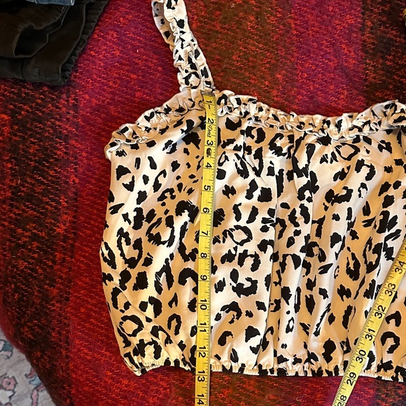 Leopard Print Ruffle Crop Top - Picture 3 of 4